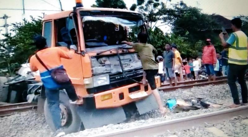  Terobos Pelintasan Tanpa Palang di Grobogan, Truk Muatan Semen Remuk Dihantam KA Barang