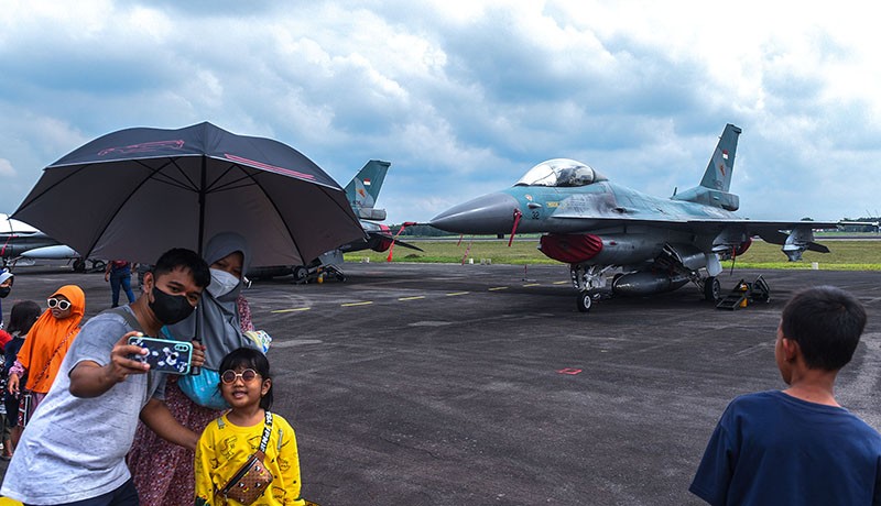Antusiasme Warga Palembang Datangi Lanud SMH Foto Bareng Pesawat Tempur F16 - Bagian 4