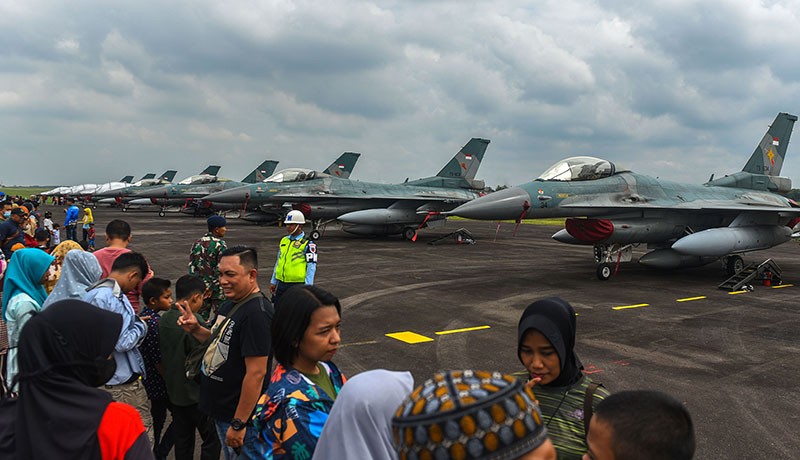 Antusiasme Warga Palembang Datangi Lanud SMH Foto Bareng Pesawat Tempur F16 - Bagian 2