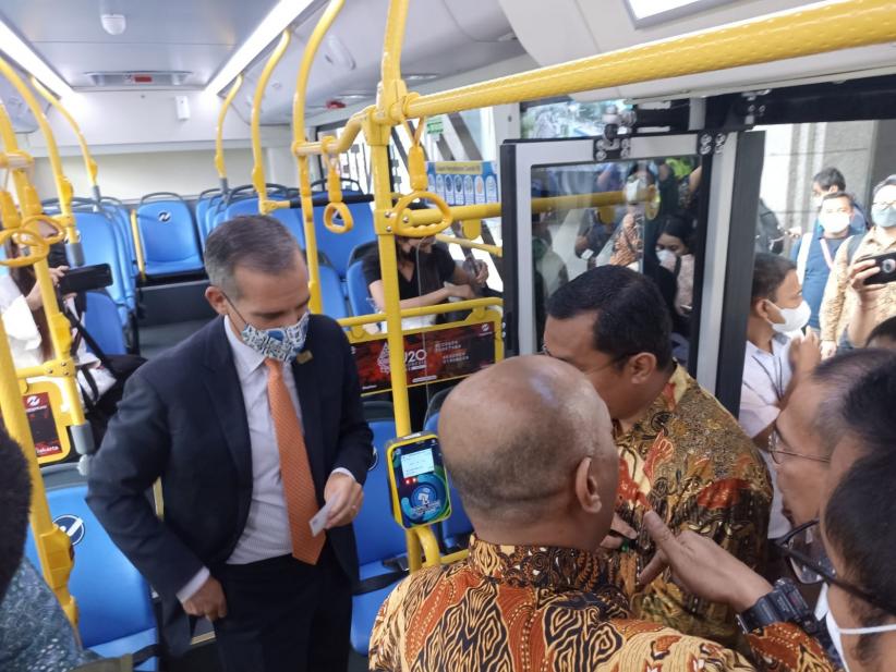 Wali Kota LA Keliling Jakarta Naik Bus Transjakarta Listrik 