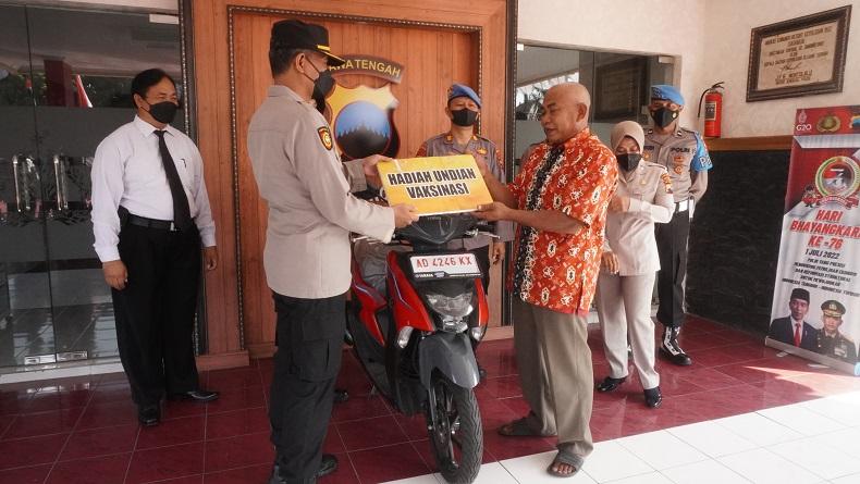 Dapat Hadiah Motor Usai Vaksin Covid-19, Tukang Bersih Makam di Sukoharjo Sujud Syukur