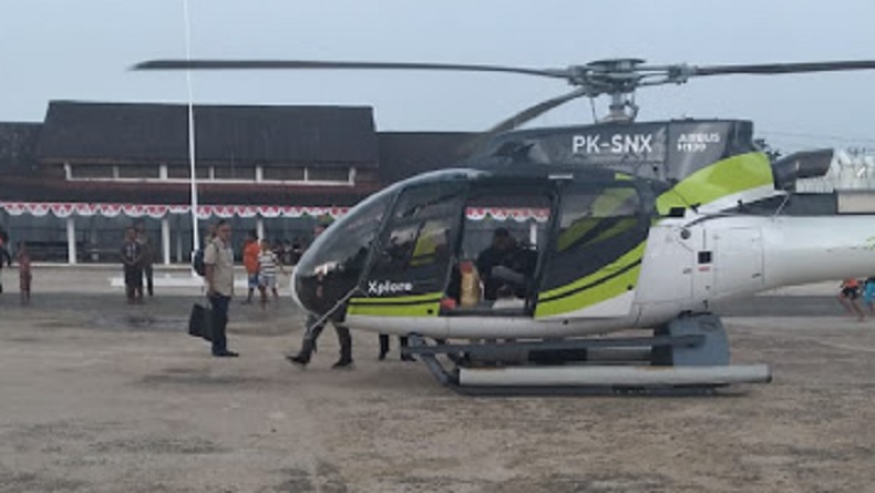 Kronologi Helikopter Ditumpangi Gubernur Papua Barat Mendarat Darurat di Alun-Alun Aimas