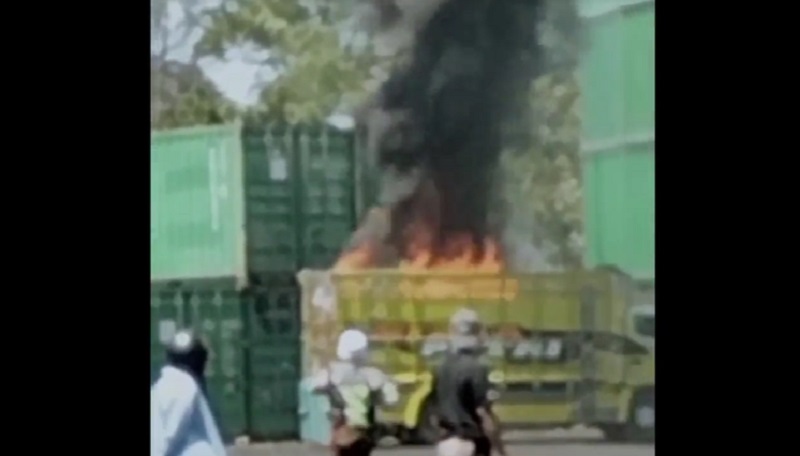 9 Unit Motor di Depo Kontainer Surabaya Ludes Terbakar saat Diangkut Truk