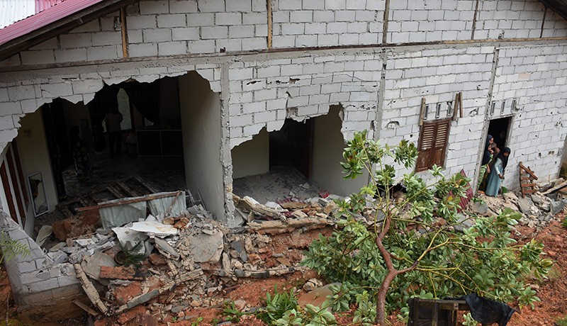 Rumah Rusak Diterjang Tanah Longsor di Singkawang Barat - Bagian 1