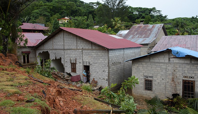 Rumah Rusak Diterjang Tanah Longsor di Singkawang Barat - Bagian 2