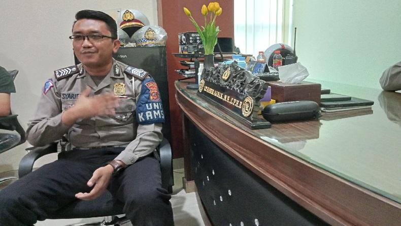 Kisah Polisi Humanis di Karawang, Tegur Pelanggar Lalin dengan Bahasa Sunda Lemes
