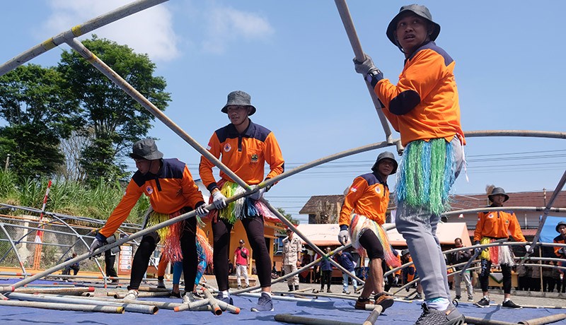 Gerak Cepat Relawan Pasang Tenda Pengungsi - Bagian 3