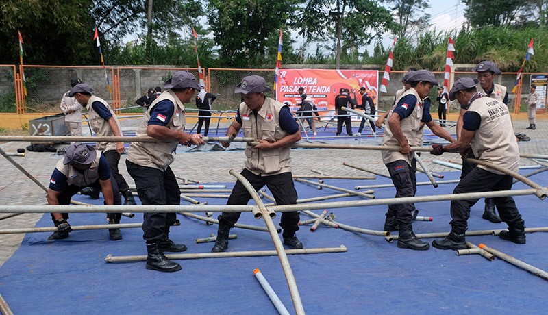 Gerak Cepat Relawan Pasang Tenda Pengungsi - Bagian 2