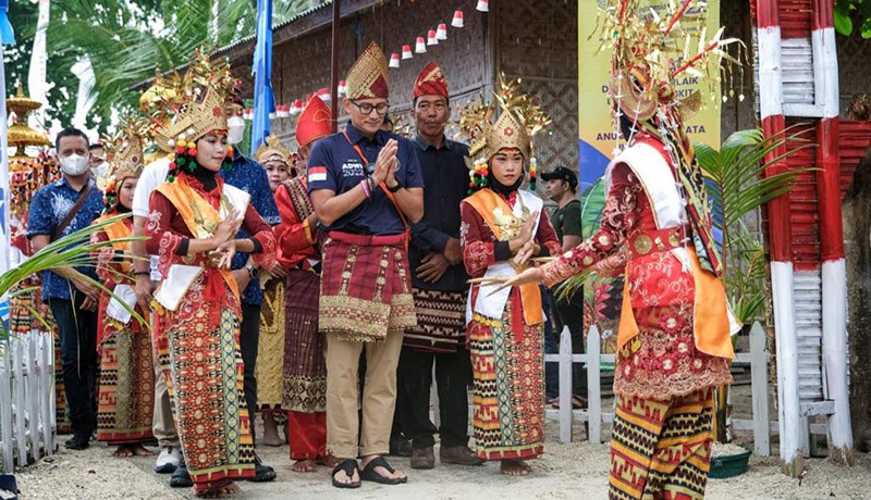 Foto Sandiaga Uno Snorkeling di Pulau Pahawang Lampung  - Bagian 3