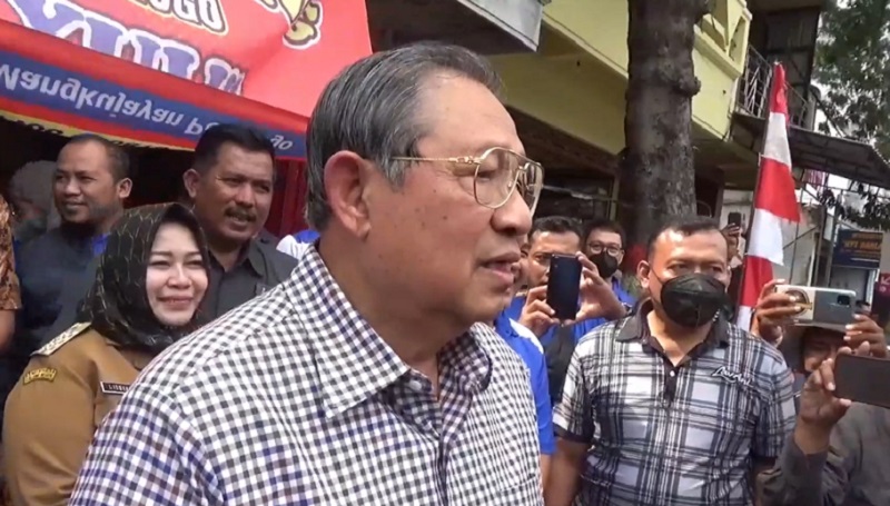 Kangen Masa Kecil dengan Sang Ayah, SBY Santap Sate dan Gulai Kambing di Ponorogo