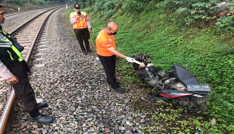 Usai Antar Anak Sekolah, Ibu Rumah Tangga di Purwakarta Tertabrak Kereta Api