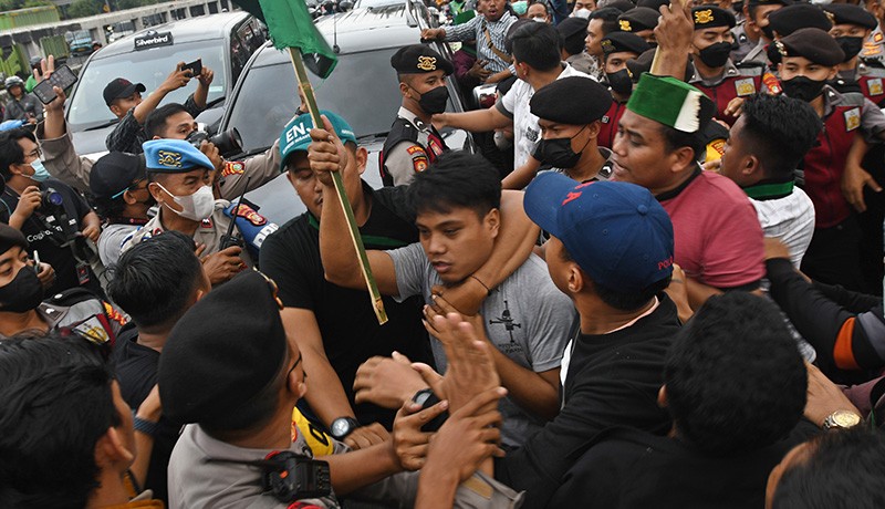 Demo Tolak Kenaikan Harga BBM Ricuh di DPR, Sejumlah Mahasiswa Ditangkap Polisi - Bagian 4