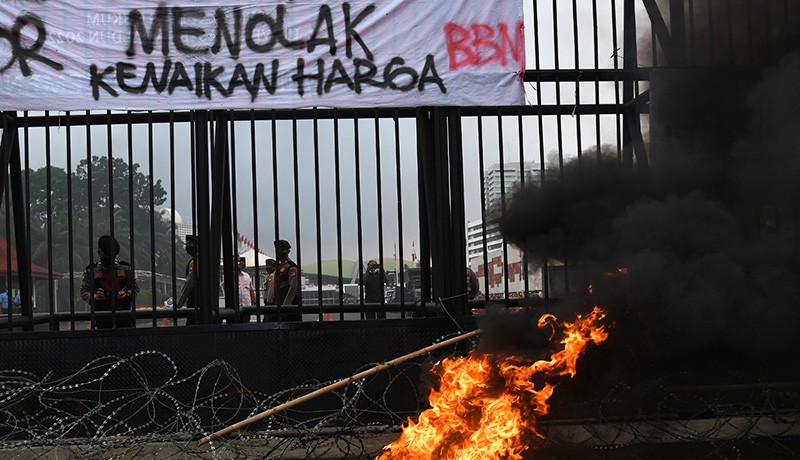 Demo Tolak Kenaikan Harga BBM Ricuh di DPR, Sejumlah Mahasiswa Ditangkap Polisi - Bagian 2