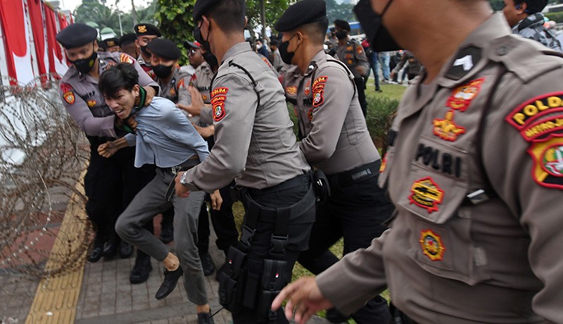 Demo Tolak Kenaikan Harga BBM Ricuh di DPR, Sejumlah Mahasiswa Ditangkap Polisi - Bagian 3