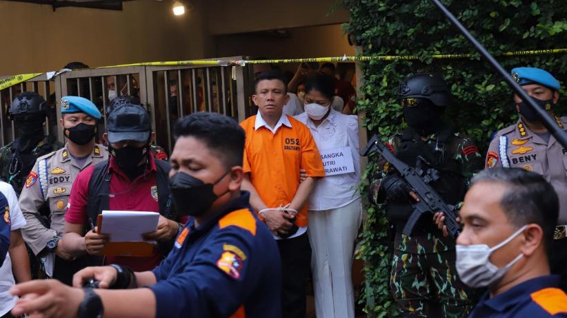 Momen Ferdy Sambo Digandeng Putri Candrawathi saat Rekonstruksi Pembunuhan Brigadir J - Bagian 3