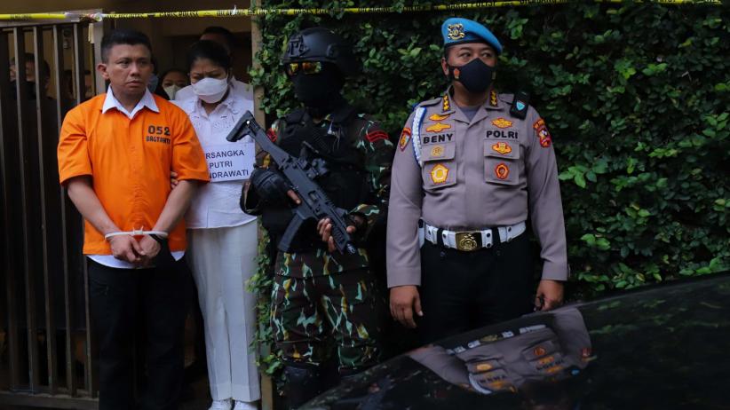 Momen Ferdy Sambo Digandeng Putri Candrawathi saat Rekonstruksi Pembunuhan Brigadir J - Bagian 2