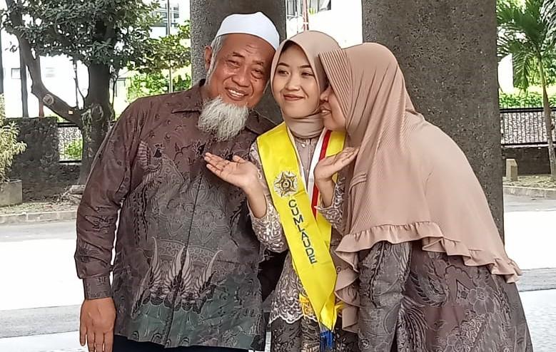 Kisah Loper Koran Asal Gunungkidul, Hantarkan Anaknya Raih Cumlaude Di UGM