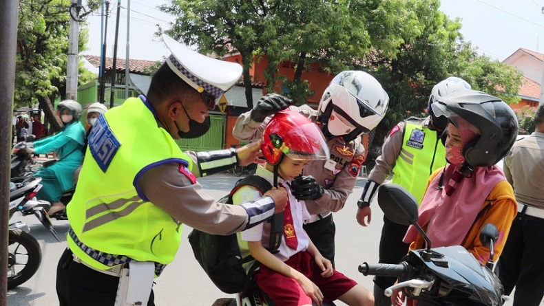 Tak Pakai Helm saat Diboncengkan Naik Motor, Pelajar di Pemalang Diberi Helm Gratis