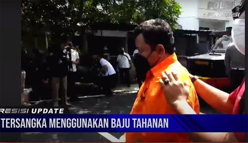 Penampakan Bharada E Diborgol dan Pakai Baju Tahanan - Bagian 2