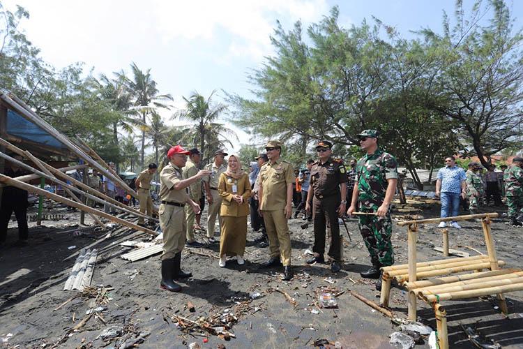 Kesaksian Pedagang Pantai Suwuk Kebumen yang Warungnya Hancur Diterjang Gelombang