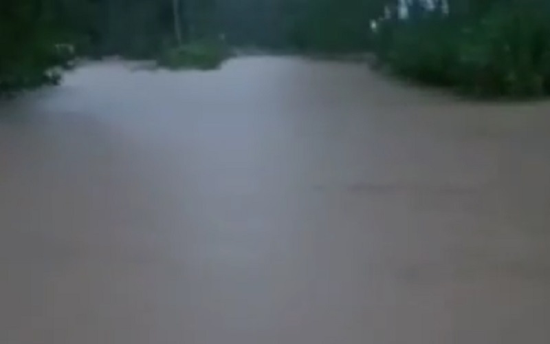 Penampakan Banjir di Tanah Laut, Jalanan Bak Sungai hingga 5 Motor Terseret Arus