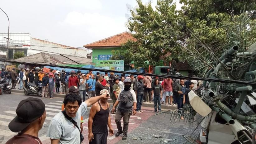 Truk Tabrak  Tiang dan Kendaraan di Bekasi saat Jam Pulang Sekolah