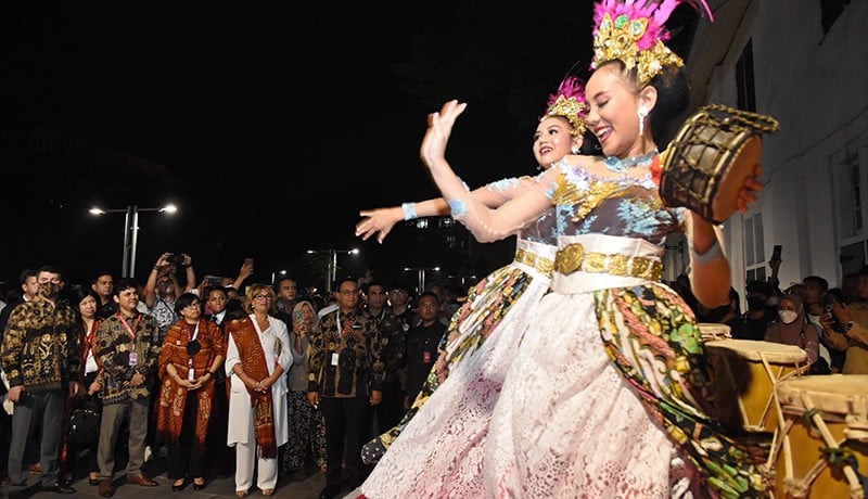 Kunjungi Kota Tua, Gubernur Anies Baswedan 'Diserbu' Warga Rebutan Selfie - Bagian 3