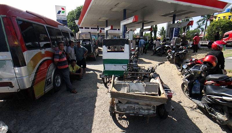 Pertalite dan Solar Terbatas, Kendaraan Antre Panjang Isi BBM di Sejumlah SPBU - Bagian 3