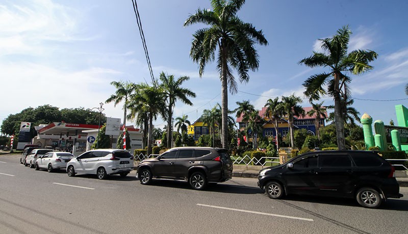 Pertalite dan Solar Terbatas, Kendaraan Antre Panjang Isi BBM di Sejumlah SPBU - Bagian 2