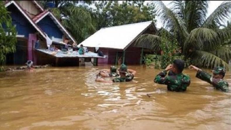 Aksi Heroik Dandim Selamatkan Rumah Warga hingga Nyaris Terseret Banjir Setinggi 2,5 Meter