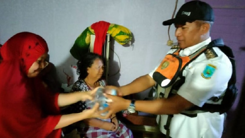 Gunakan Perahu Karet, 1.000 Makanan Disalurkan bagi Korban Banjir Sorong