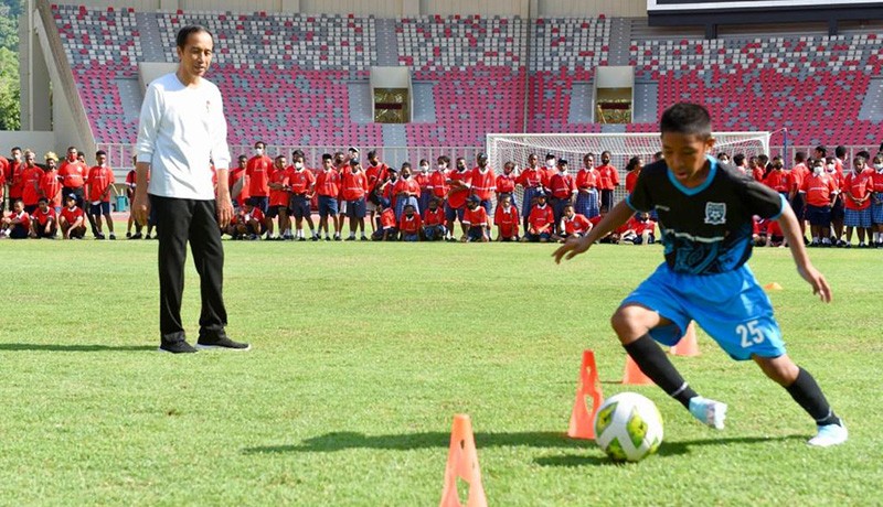 Presiden Jokowi Main Bola bersama Anak-Anak saat Peluncuran Papua Football Academy - Bagian 4