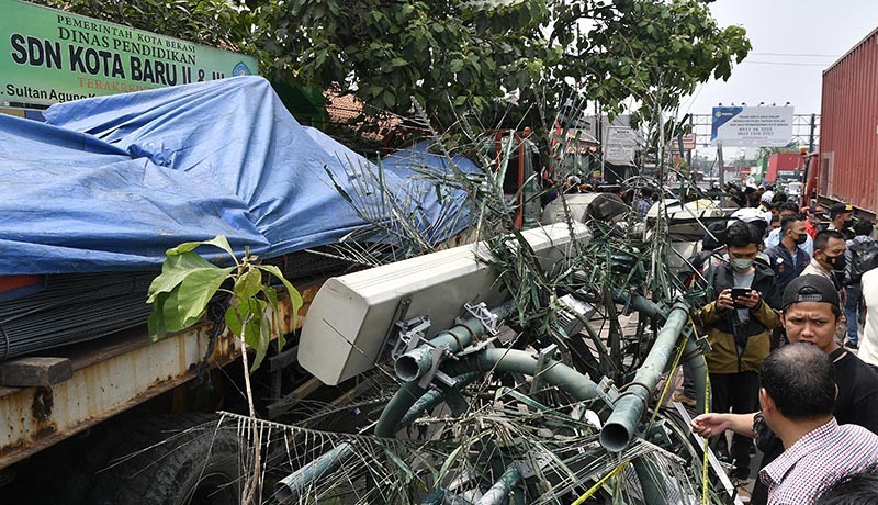 Penampakan Truk Kontainer Tabrak Halte di Bekasi, 7 Anak Sekolah Meninggal - Bagian 1