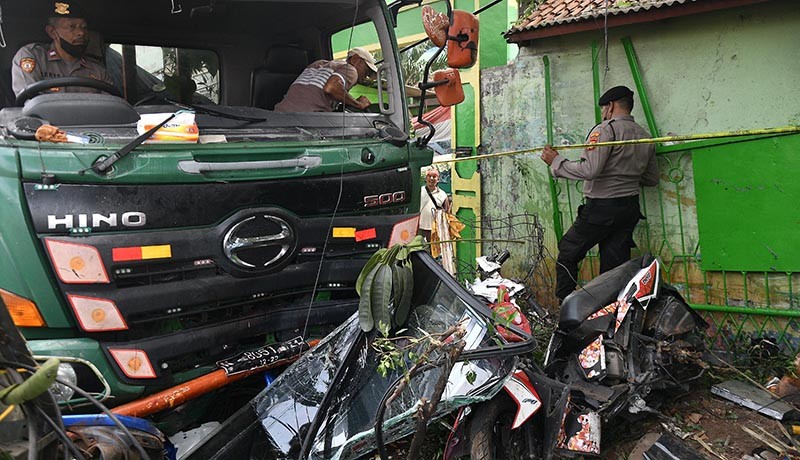 Penampakan Truk Kontainer Tabrak Halte di Bekasi, 7 Anak Sekolah Meninggal - Bagian 2