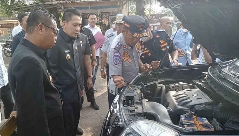 title Tak Bayar Pajak, 12 Kendaraan Dinas Pemkab Lampung Utara Ditarik Tak Bayar Pajak, 12 Kendaraan Dinas Pemkab Lampung Utara Ditarik