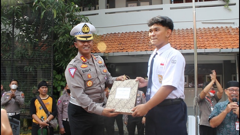 title Atur Lalu Lintas Saat Kebakaran Bus, Siswa di Semarang Diberi Penghargaan Atur Lalu Lintas Saat Kebakaran Bus, Siswa di Semarang Diberi Penghargaan