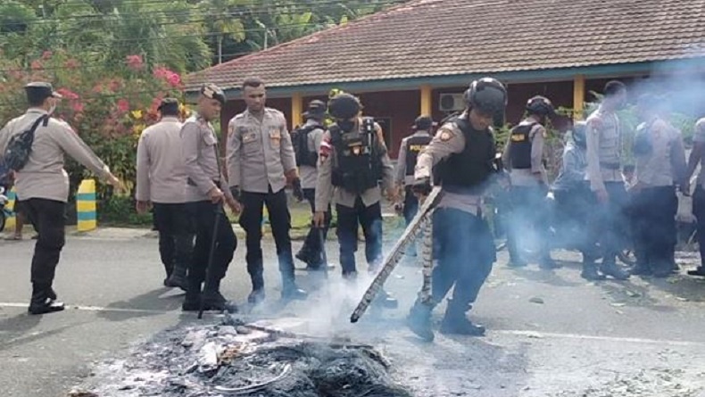 Gerak Cepat Polisi, Bongkar Aksi Blokade Jalan Sekelompok Warga di Manokwari