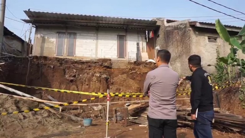 Tebing 3 Meter Ambruk dan Timbun 2 Pekerja Bangunan di Bandung, 1 Tewas 1 Kritis