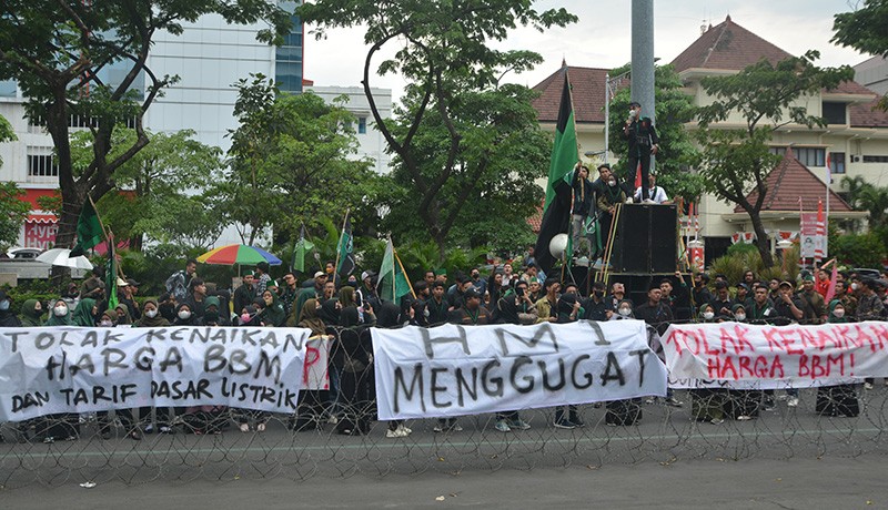 Ratusan Aktivis HMI Semarang Demo Tolak Kenaikan Harga BBM - Bagian 3