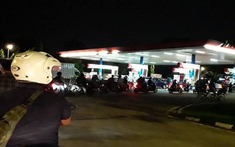 Antrean Panjang di SPBU Muara Enim, Polisi Lakukan Penjagaan 