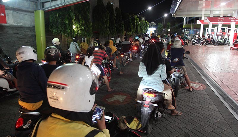 Panik Isu Harga BBM Naik, Sejumlah SPBU Dipadati Kendaraan Isi Pertalite-Solar - Bagian 3