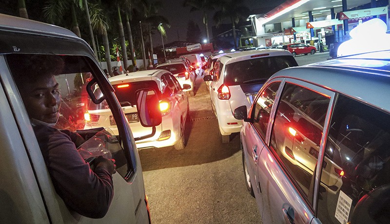 Panik Isu Harga BBM Naik, Sejumlah SPBU Dipadati Kendaraan Isi Pertalite-Solar - Bagian 2