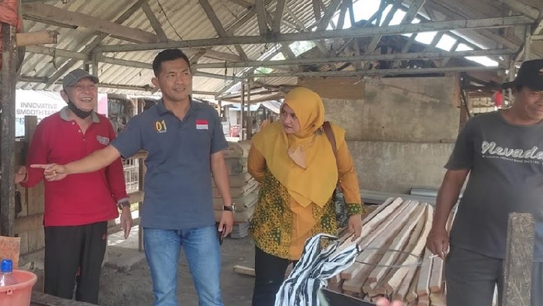 Miris, Sekeluarga di Lombok Barat Hidup Miskin dan Tinggal di Kandang Sapi