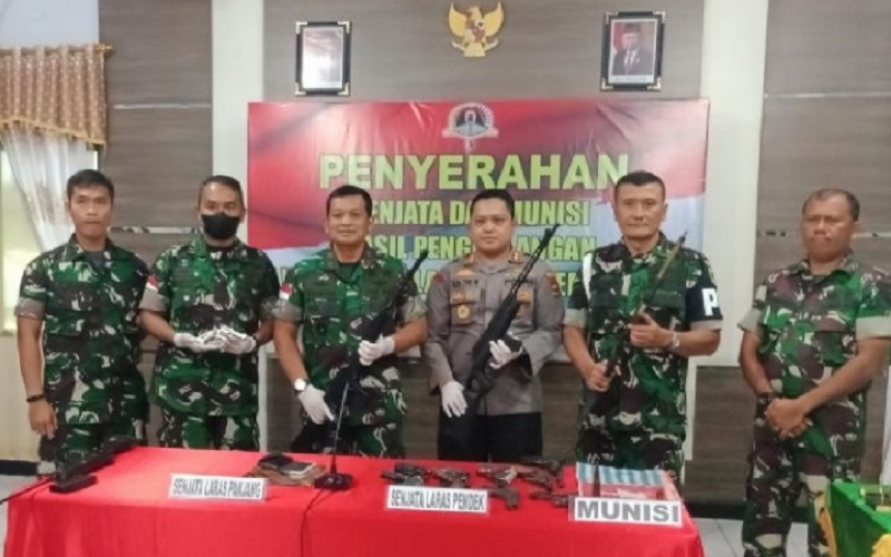 Masyarakat Papua Serahkan 14 Senjata dan 15 Amunisi ke Danrem Biak
