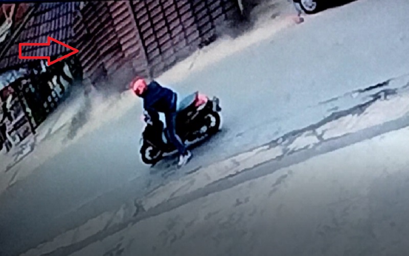 Terekam CCTV, Detik-Detik Mobil Tabrak Rumah Makan hingga Ambruk di Banjarmasin