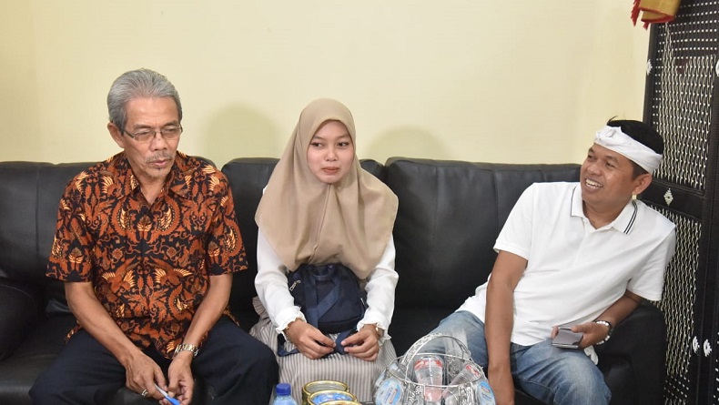 title Kisah Kasir Minimarket di Subang Dicampakkan Keluarga, Dikuliahkan Dedi Mulyadi Kisah Kasir Minimarket di Subang Dicampakkan Keluarga, Dikuliahkan Dedi Mulyadi