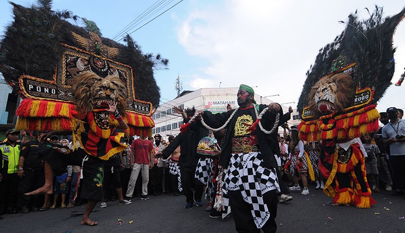 title Disambut Ribuan Warga, Ganjar Pranowo Ikuti Parade Reog di Ngawi Disambut Ribuan Warga, Ganjar Pranowo Ikuti Parade Reog di Ngawi