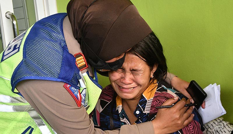 Suasana Haru Pemulangan Jenazah Korban Kecelakaan Maut Truk Tabrak Pelajar  - Bagian 1