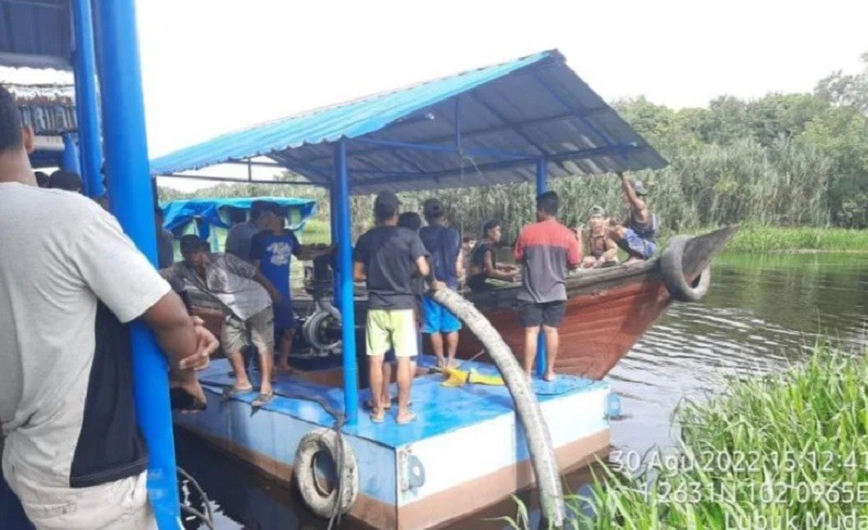 title 4 Pekerja Sawit Tenggelam saat Langsir Muatan di Sungai Siak Kecil, 1 Hilang 4 Pekerja Sawit Tenggelam saat Langsir Muatan di Sungai Siak Kecil, 1 Hilang