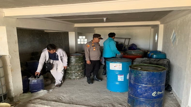 title Polres Kendal Bongkar Kasus Penimbunan dan Pengoplosan BBM Bersubsidi Polres Kendal Bongkar Kasus Penimbunan dan Pengoplosan BBM Bersubsidi